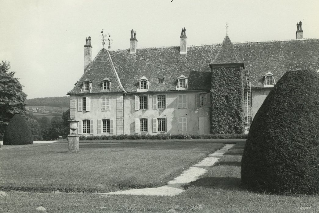 Château de Saint-Léger : Façade ouest, vue partielle