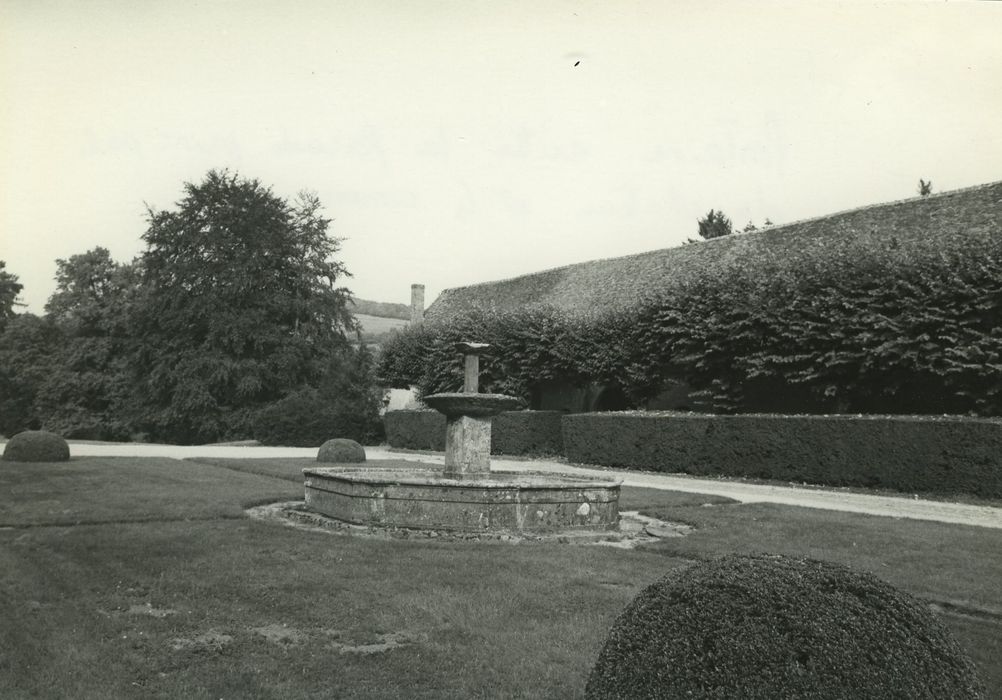 Château de Saint-Léger : Fontaine, vue générale