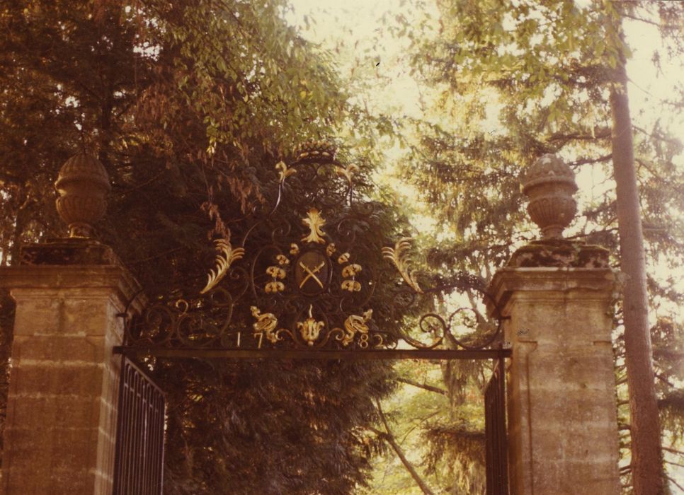 Château de Saint-Léger : Grille d’accès est aux armes de la famille de Champs de Saint-Léger, vue partielle