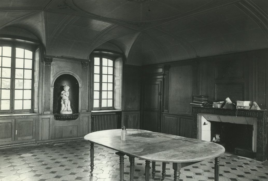 Château de Saint-Léger : Salle à manger, vue partielle