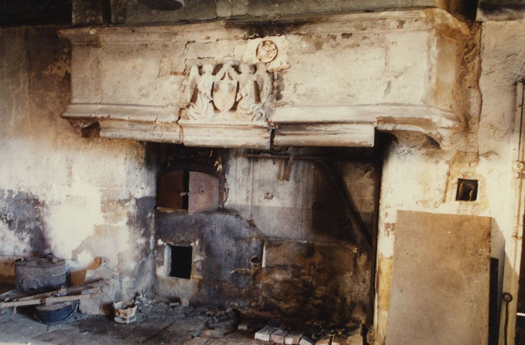 Manoir de Giverdy : Rez-de-chaussée, pièce à droite, cheminée monumentale, vue générale