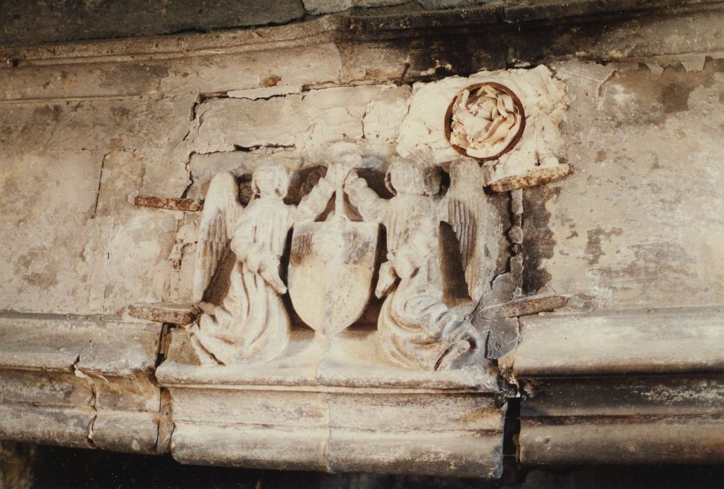 Manoir de Giverdy : Rez-de-chaussée, pièce à droite, cheminée monumentale, détail du linteau