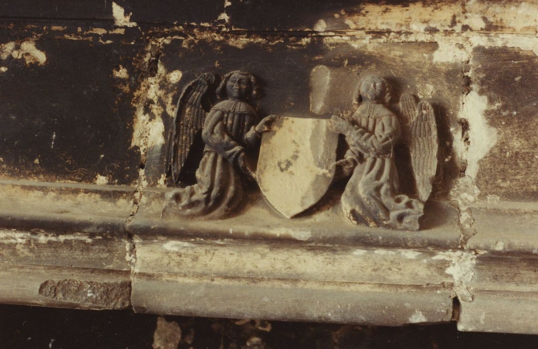 Manoir de Giverdy : Rez-de-chaussée, pièce à gauche, cheminée monumentale, détail du linteau
