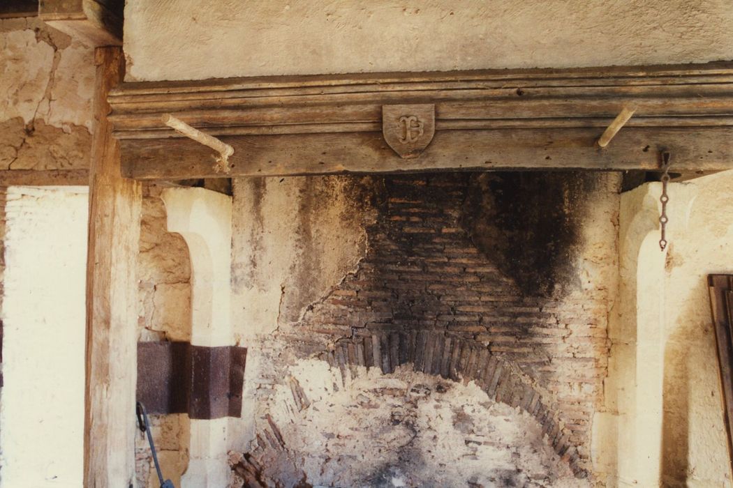 Manoir de Giverdy : 1er étage, cheminée monumentale, vue partielle