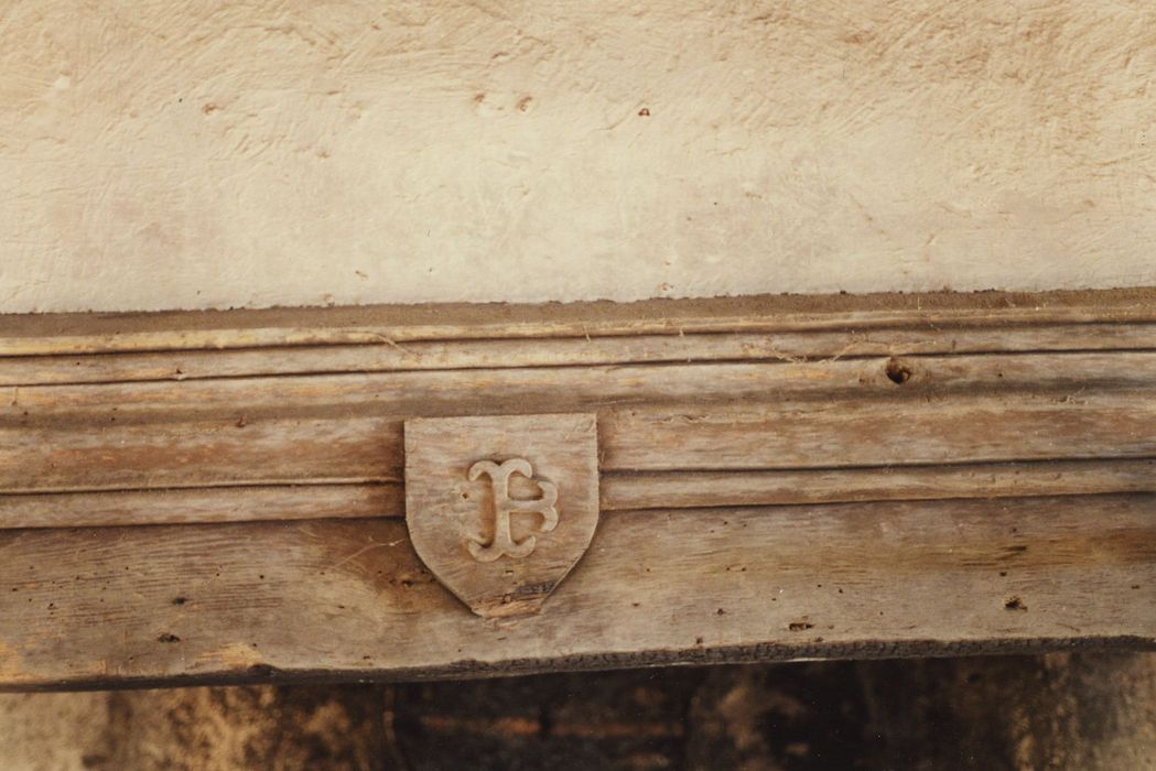 Manoir de Giverdy : 1er étage, cheminée monumentale, détail du linteau