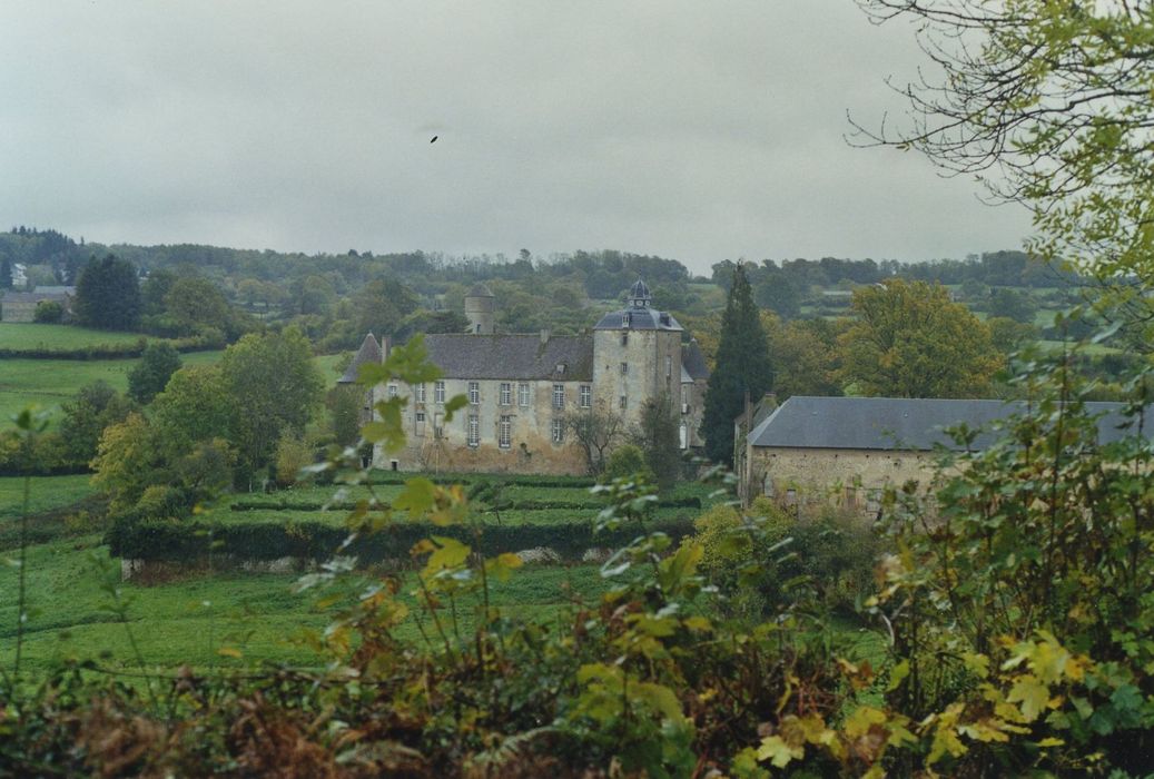 Domaine du château de Vésigneux : Vue générale du château dans son environnement depuis le Nord-Ouest