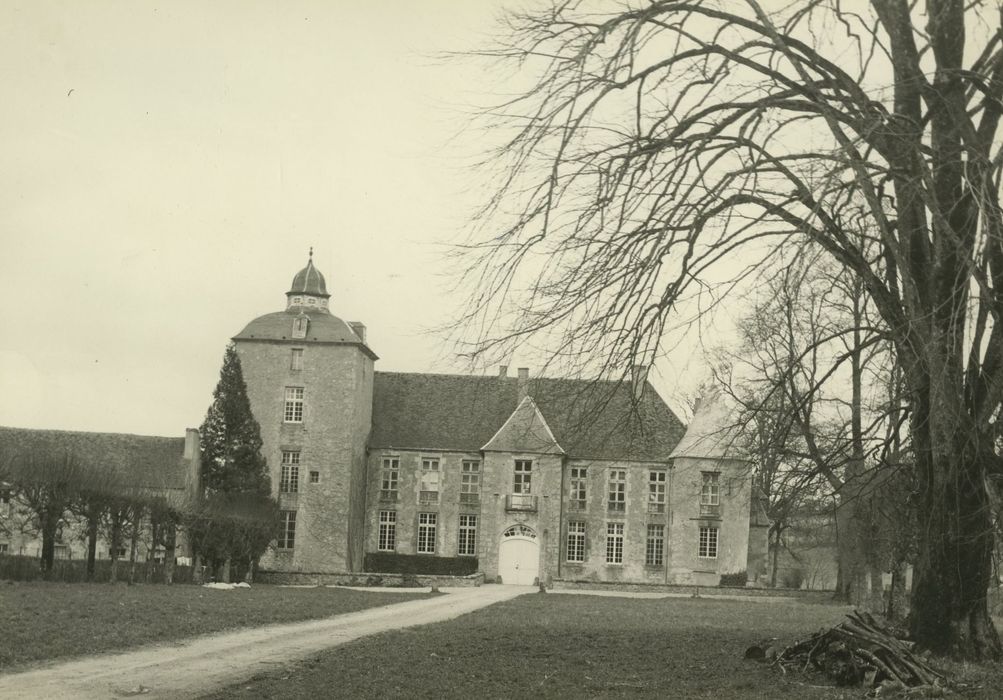 Domaine du château de Vésigneux : Ensemble sud-ouest, vue générale