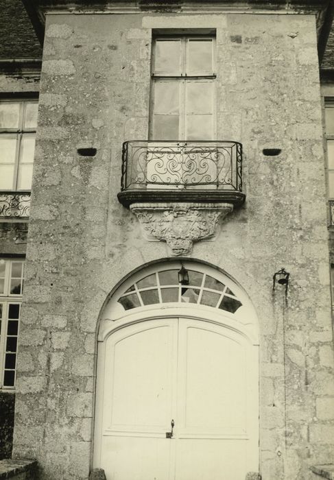 Domaine du château de Vésigneux : Ancienne porterie, vue partielle