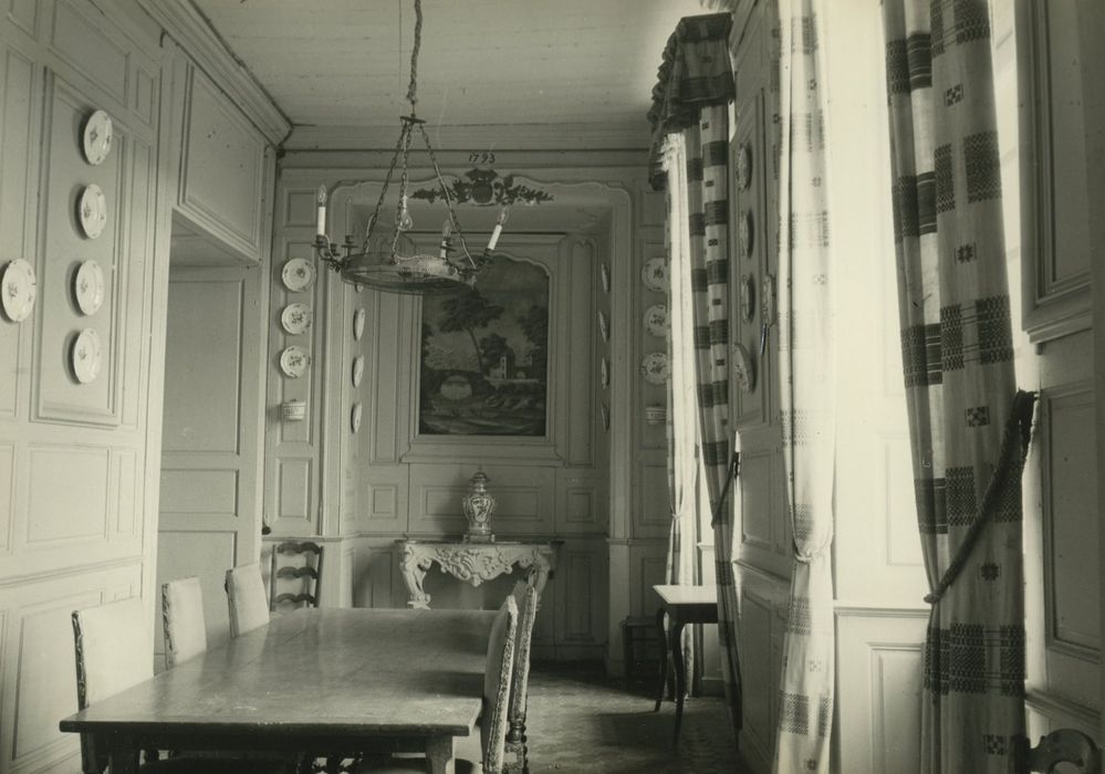 Domaine du château de Vésigneux : Salle à manger, lambris de revêtement, vue partielle