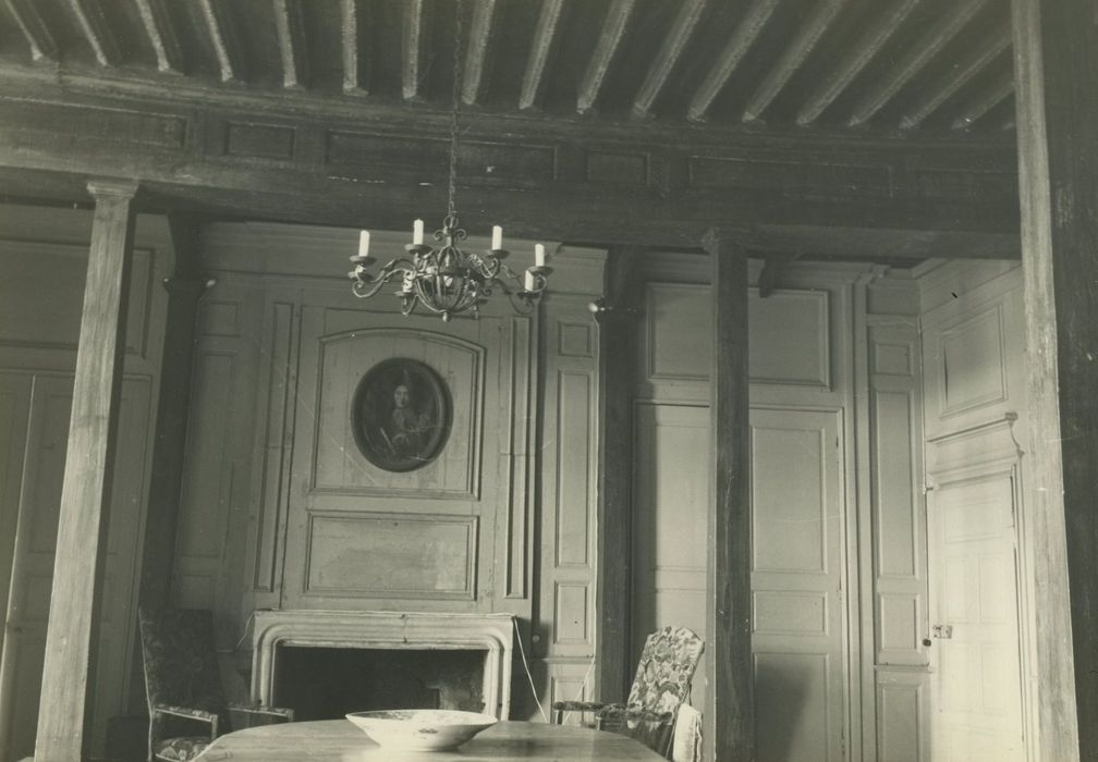 Domaine du château de Vésigneux : Salon, lambris de revêtement, vue partielle