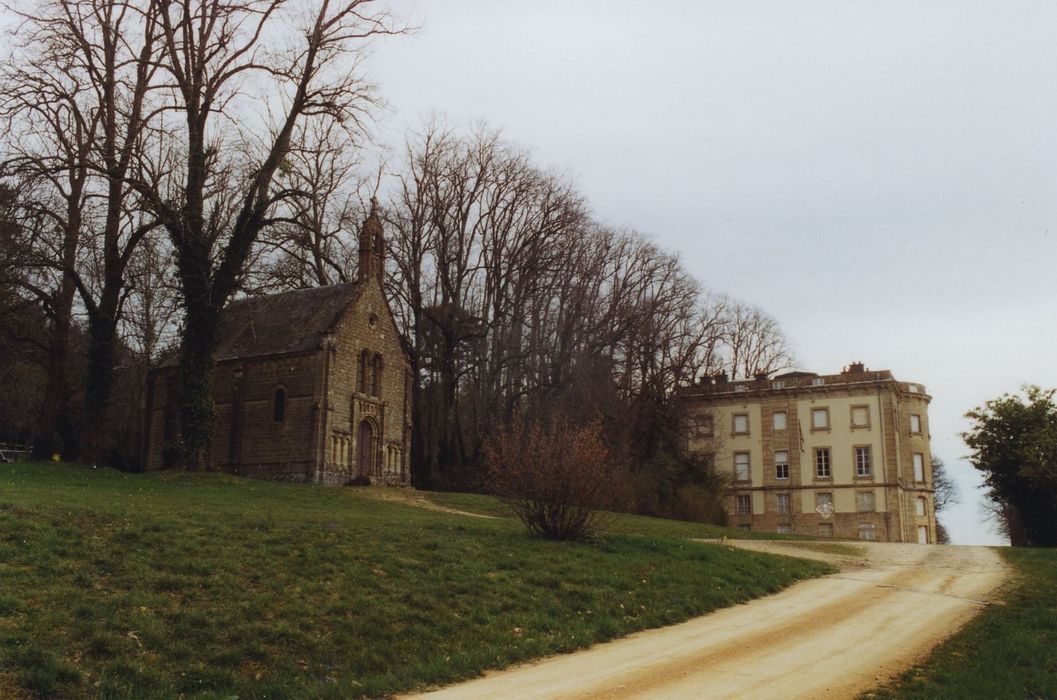 Château de Saulières : Chapelle et château, vue générale depuis le Nord