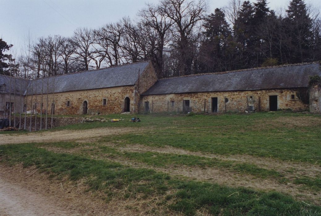 Château de Saulières : Bâtiments de ferme, aile est, ensemble ouest, vue générale