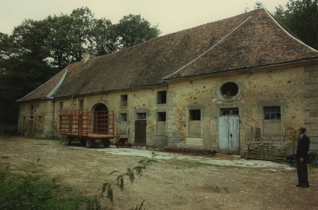 Château de Saulières : Ecuries, façade ouest, vue générale