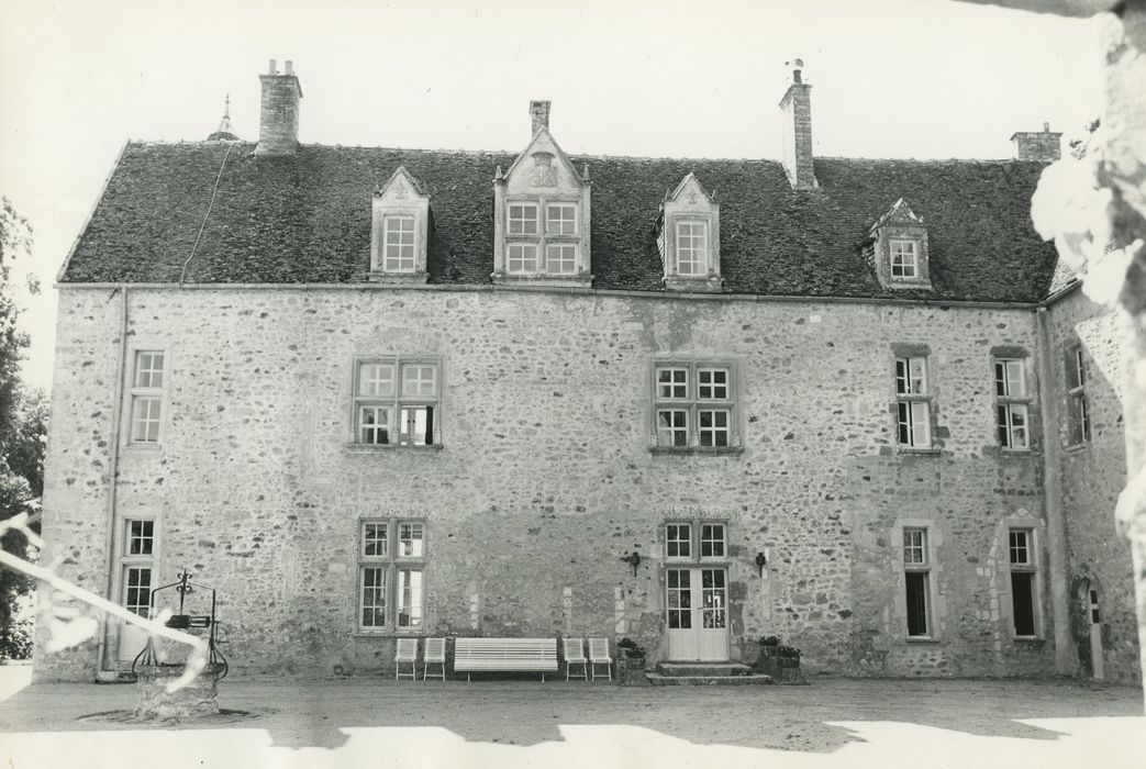 Château de Besne : Façade est, vue générale