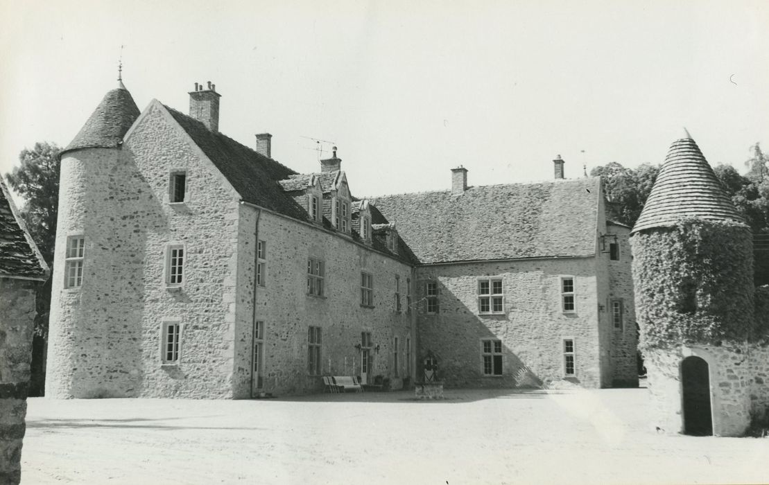 Château de Besne : Ensemble sud-est, vue générale