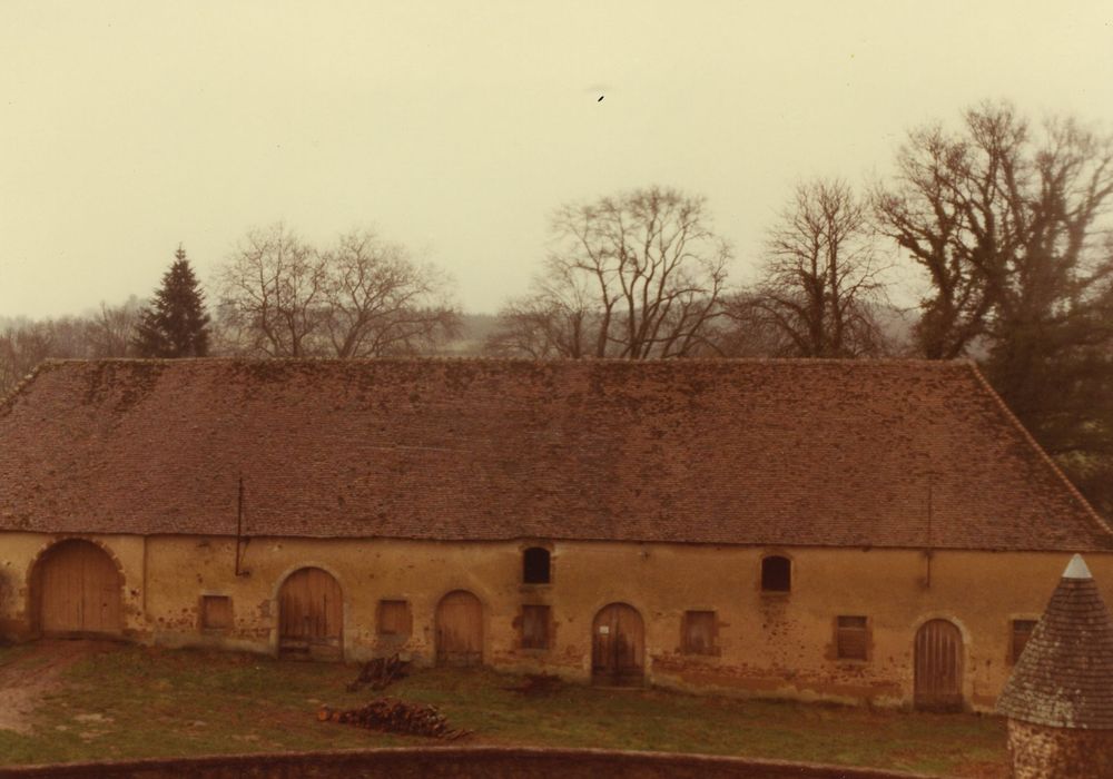 Château de Besne : Communs, ensemble ouest, vue générale