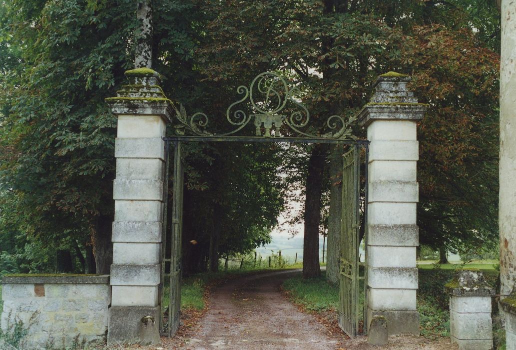 Château de Besne : Portail d’accès est, vue générale