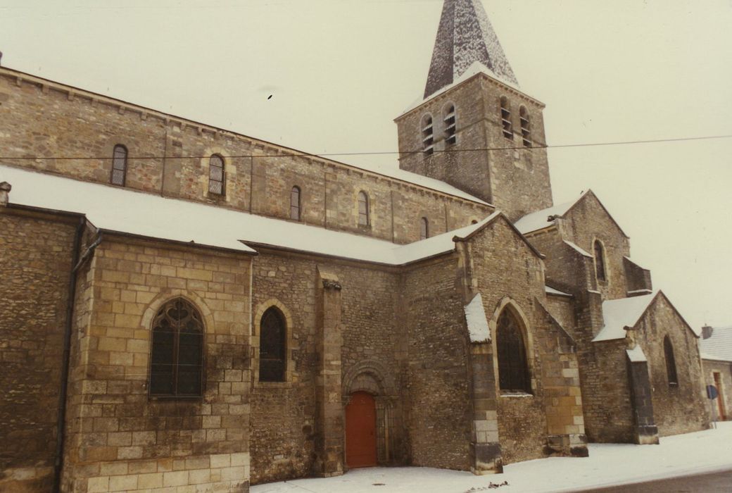 Eglise Saint-Pierre : Façade latérale sud, vue générale