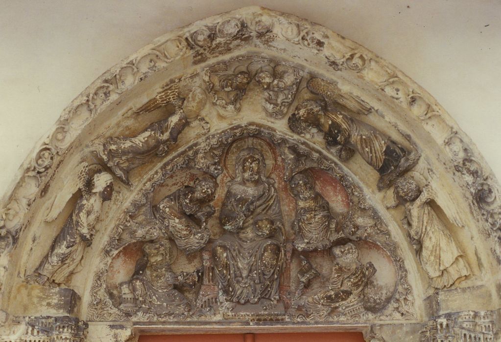 Eglise Saint-Pierre : Porte latérale sud, détail du tympan