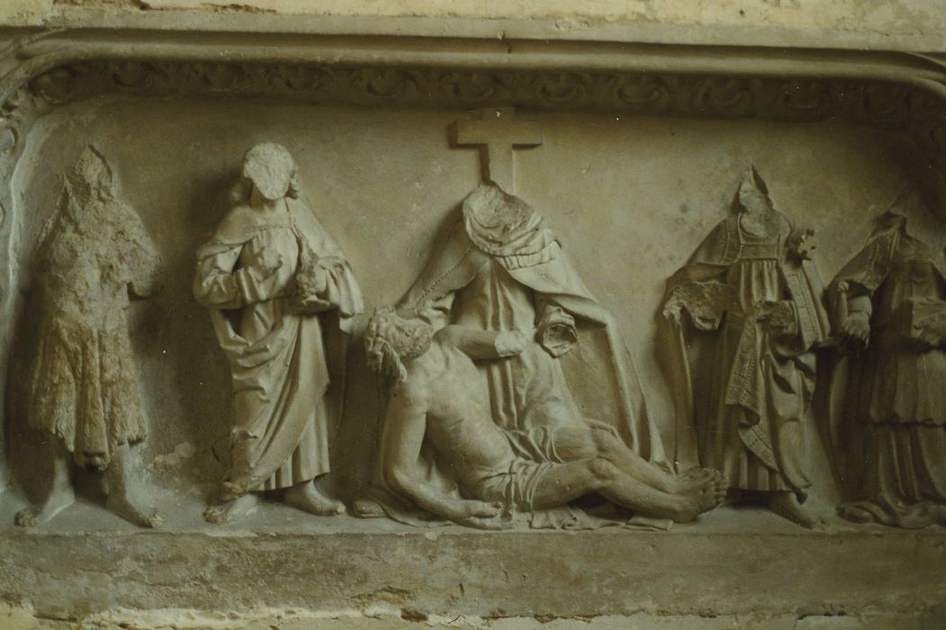 bas-relief : Vierge de Pitié et personnages 