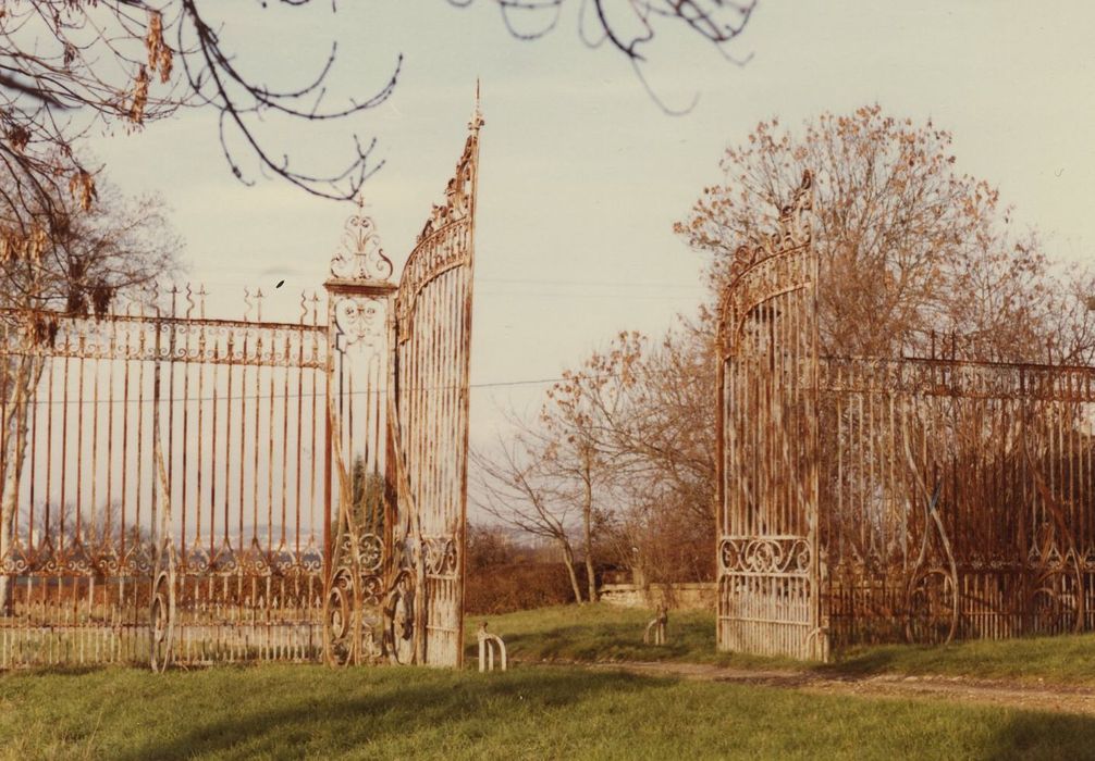 Château de Sermoise : Grilles d’accès nord, vue générale