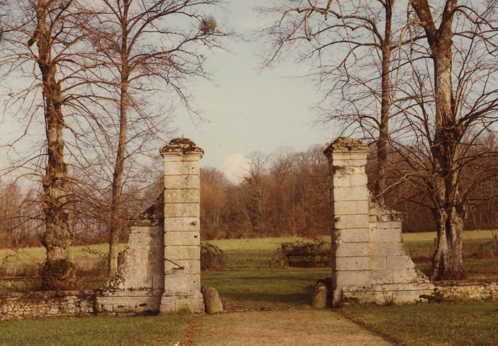 Château de Sermoise : Portail d’accès au jardin, vue générale