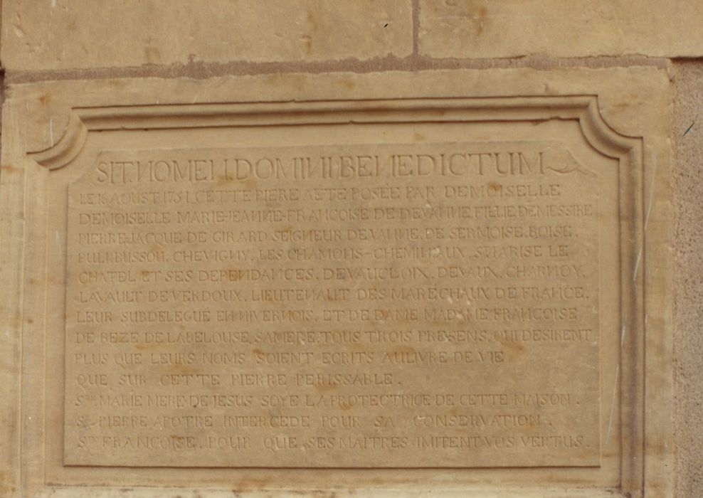 Château de Sermoise : Détail de la plaque de fondation du château, soubassement nord