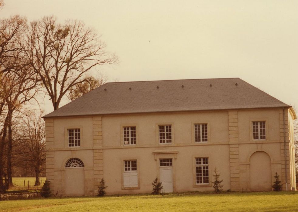 Château de Sermoise : Communs nord, façade nord, vue générale