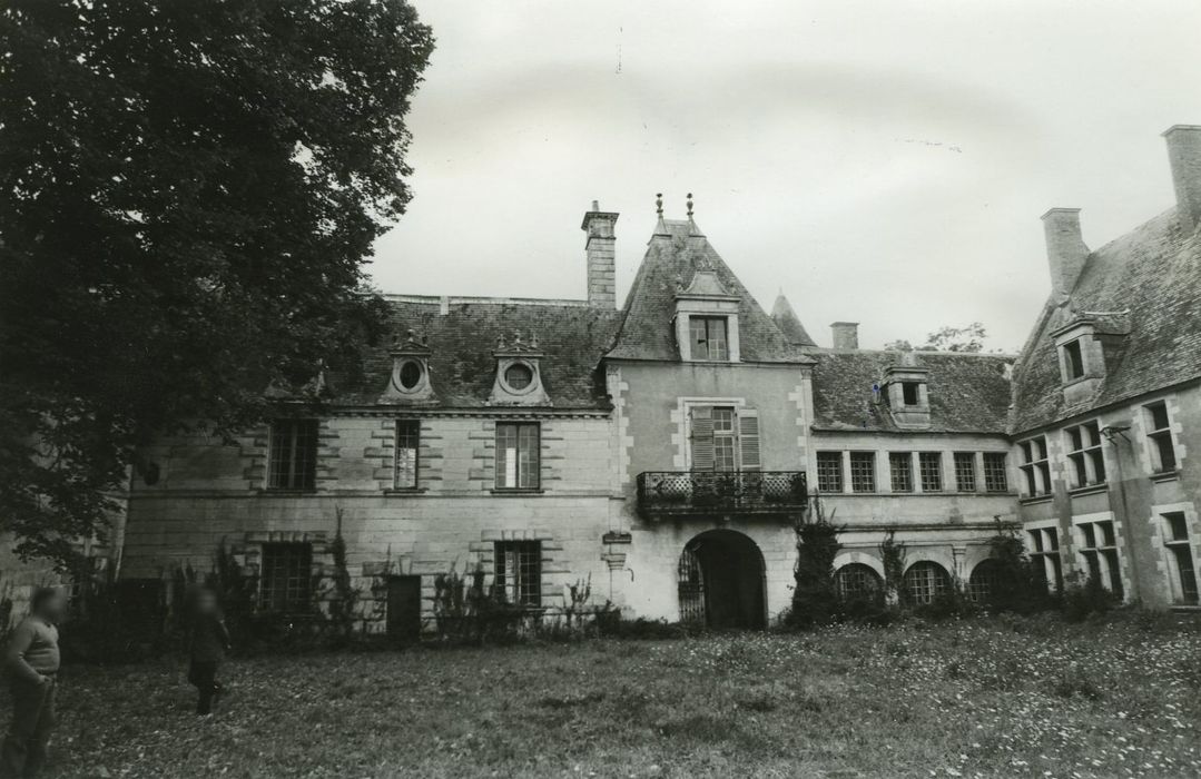 Château des Granges : Façade est, vueg énérale