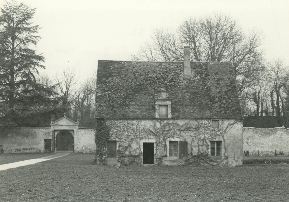 Château des Granges : Basse-cour, maison, façade est, vue générale