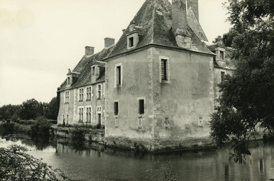 Château des Granges : Pavillon d’angle, façades nord et ouest, vue générale