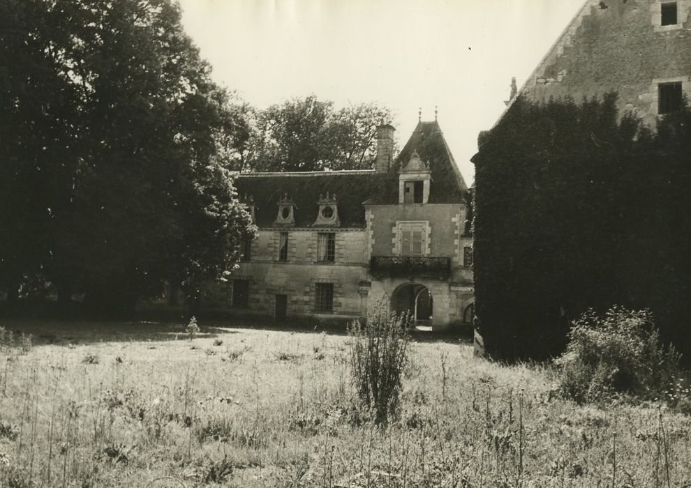 Château des Granges : Aile ouest sur la cour d’honneur, façade est, vue partielle