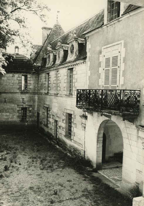 Château des Granges : Aile ouest sur la cour d’honneur, façade est, vue partielle