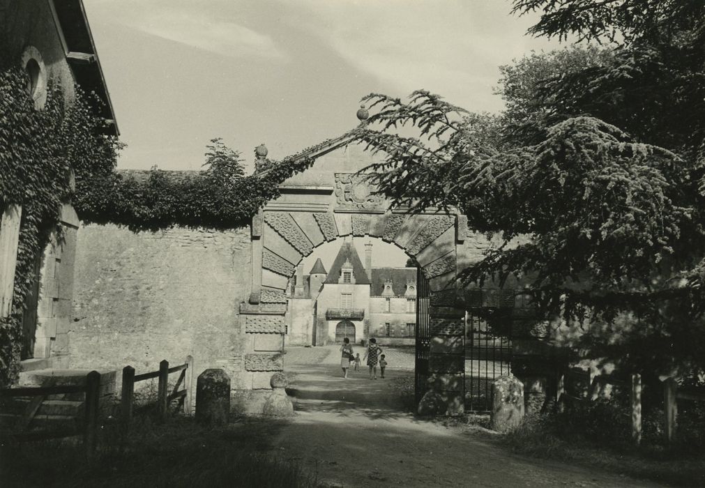 Château des Granges : Portail d’accès ouest, vue générale