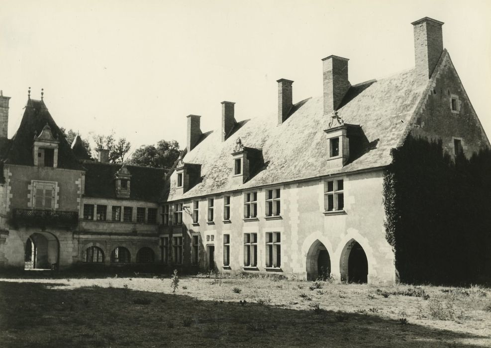 Château des Granges : Aile nord sur la cour d’honneur, façade sud, vue générale