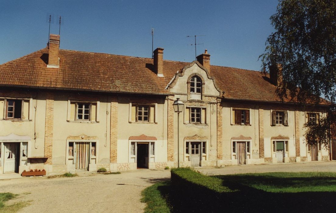 "Anciens logements ouvriers dits "les Casernes" : Façade ouest, vue générale"