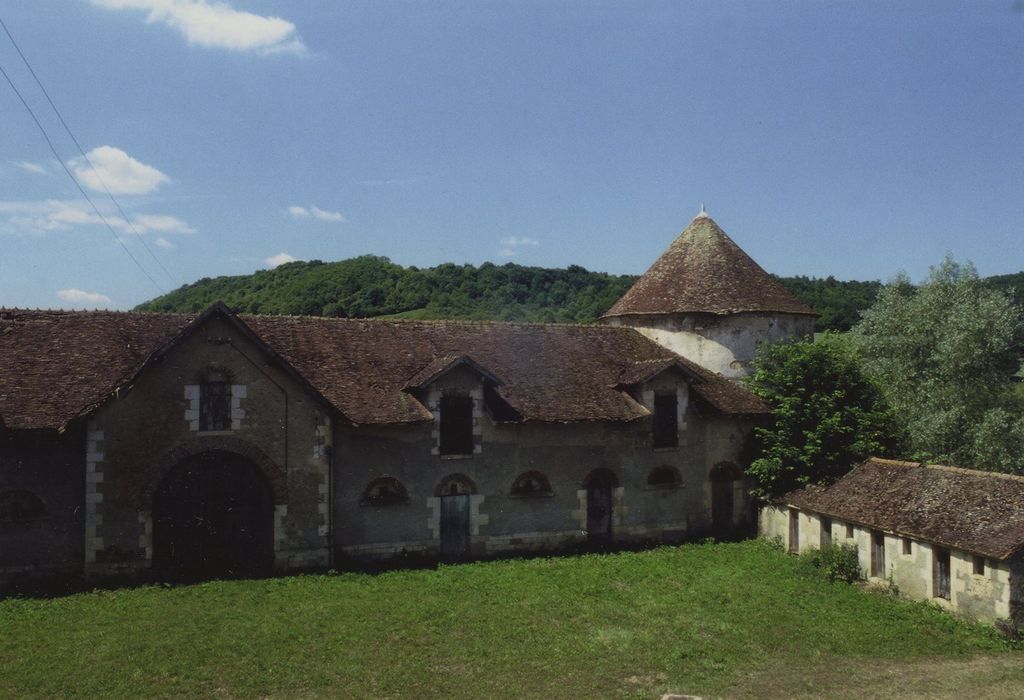 Château des Créneaux : Communs, façade nord-est, vue partielle