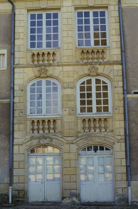 Château des Bordes : Façade sud-est, détail de la travée centrale