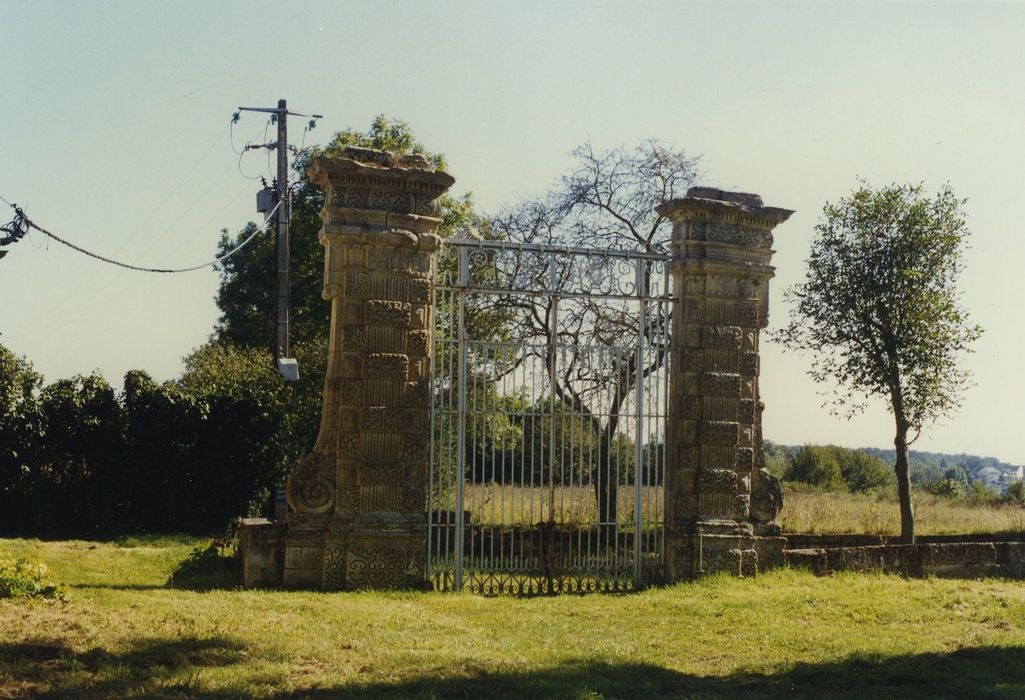 Château des Bordes : Portail, vue générale