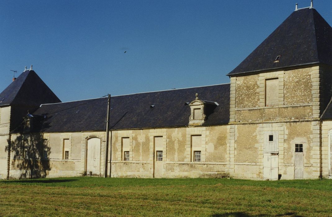 Château des Bordes : Communs, façade sud-ouest, vue partielle