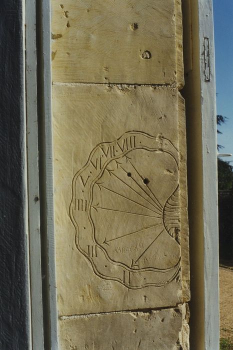 Château des Bordes : Détail d’un cadran solaire dans l’ébrasement d’une fenêtre