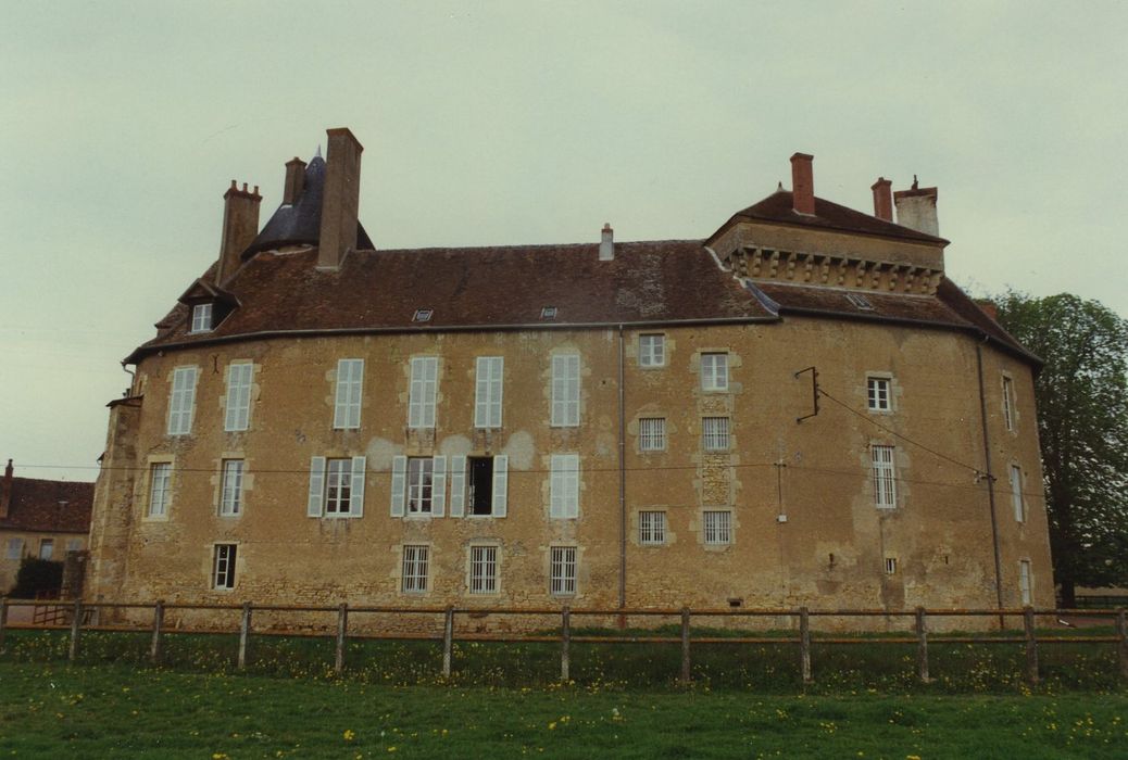 Château de Vandenesse : Ensemble est, vue générale