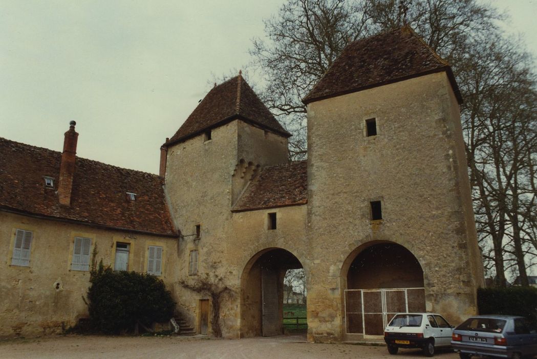 Château de Vandenesse : Double poterne, façades sud, vue générale