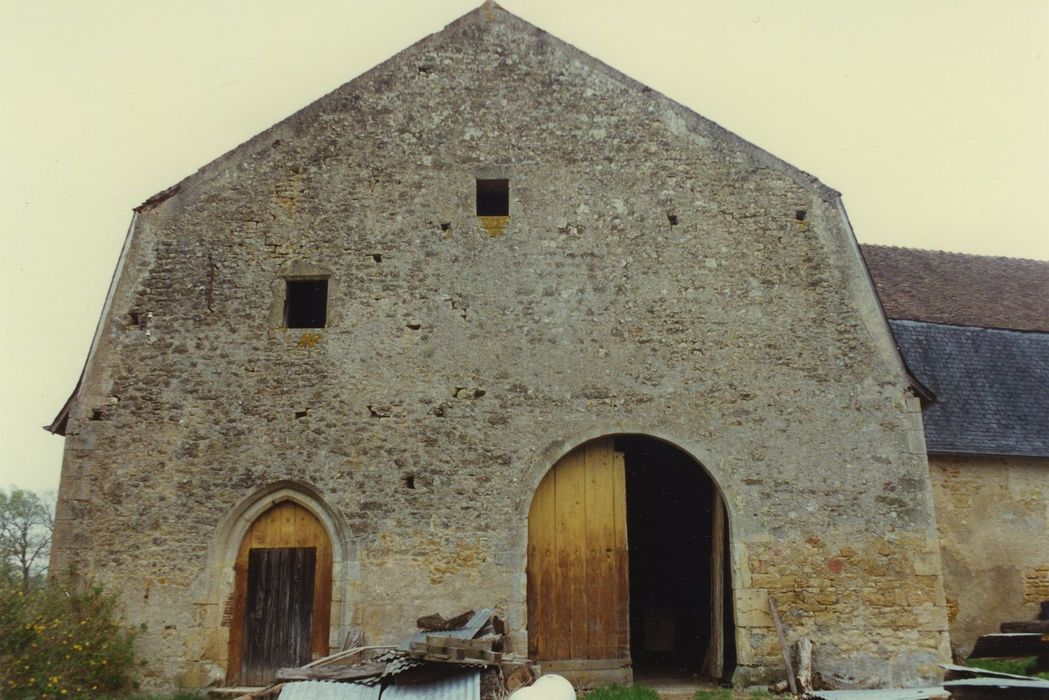 Château de Vandenesse : Grange, pignon ouest, vue générale