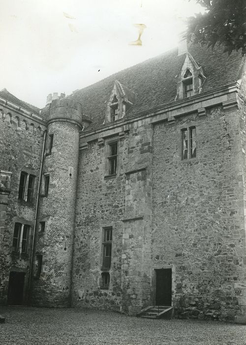 Château de Paulhac : Aile en retour sur la cour d’honneur, façade est, vue générale