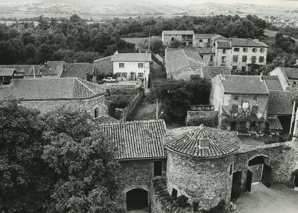 Château de Paulhac : Vue partielle des communs, porche d’accès ouest, vue partielle