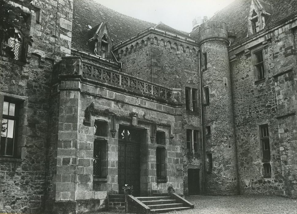 Château de Paulhac : Façade nord sur la cour d’honneur, vue partielle