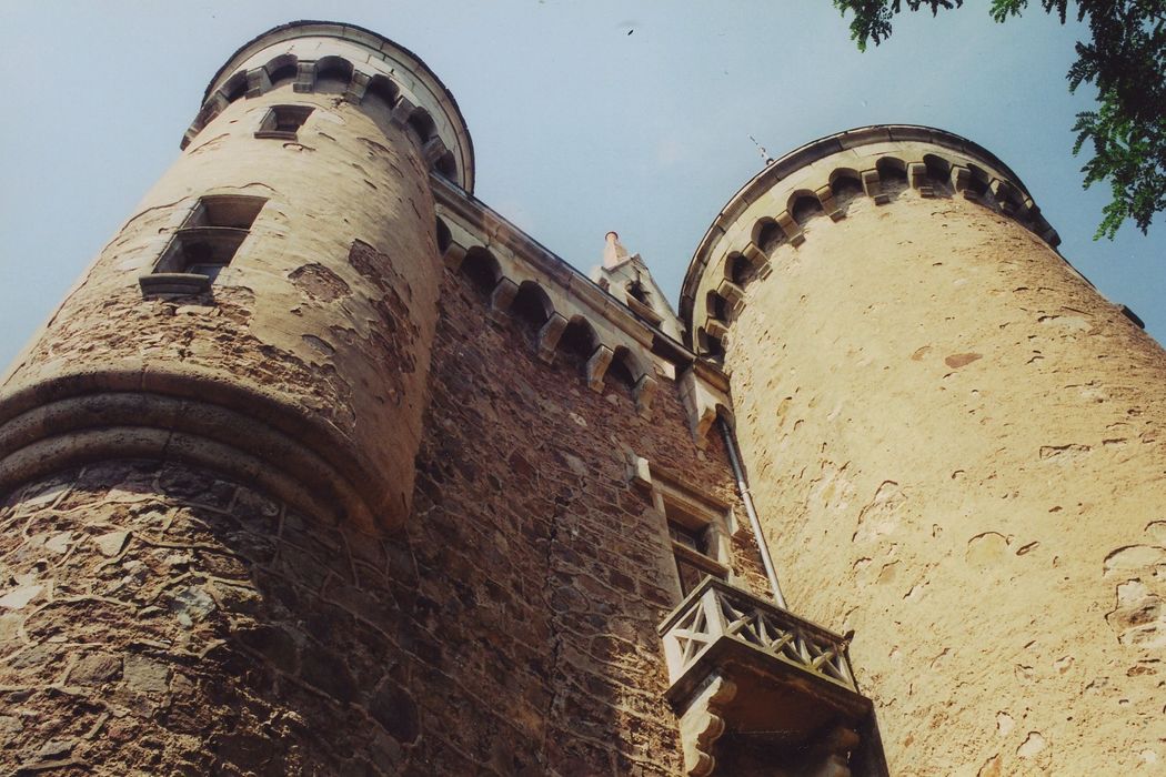 Château de Paulhac : Façade est, vue partielle