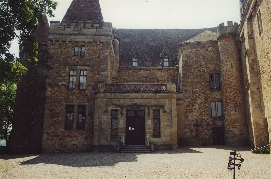 Château de Paulhac : Façade nord sur la cour d’honneur, vue générale