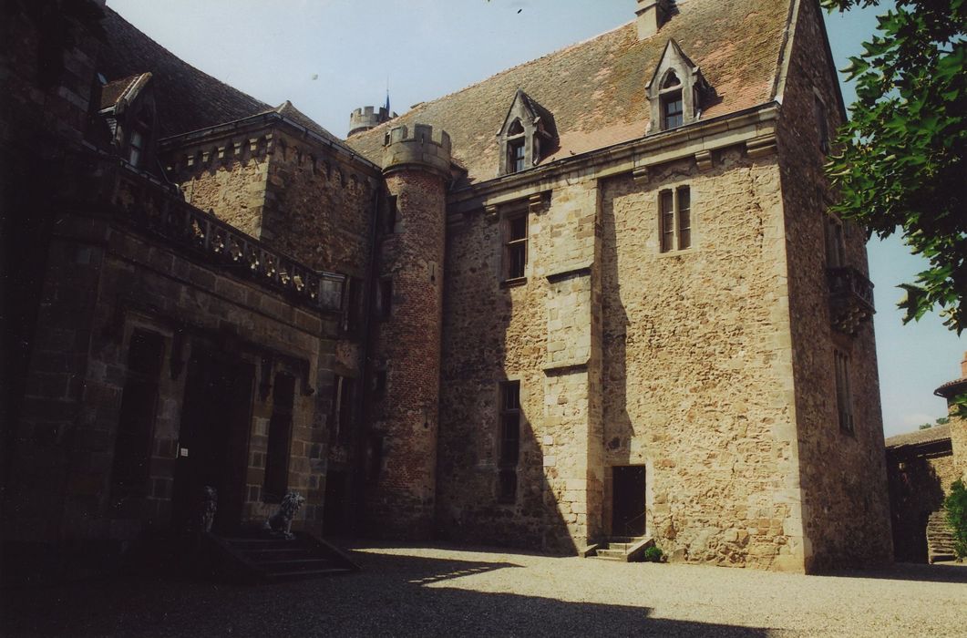 Château de Paulhac : Aile en retour sur la cour d’honneur, façades nord et est, vue générale